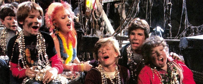El grupo de Los Goonies en busca del tesoro