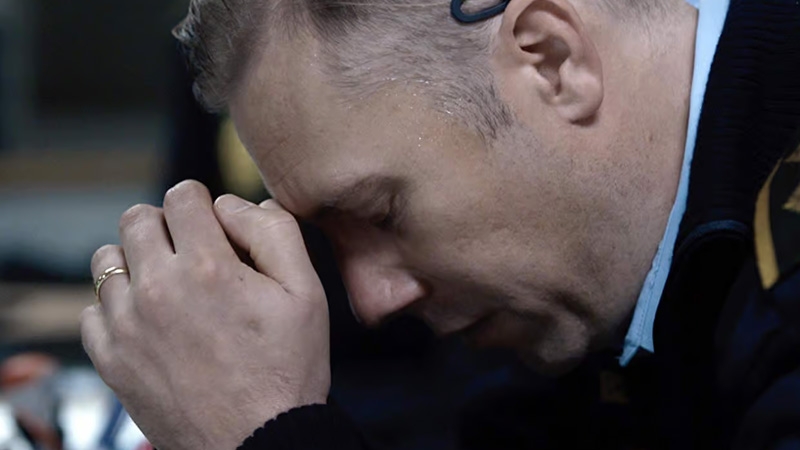 The Guilty (2018) Asger escuchando