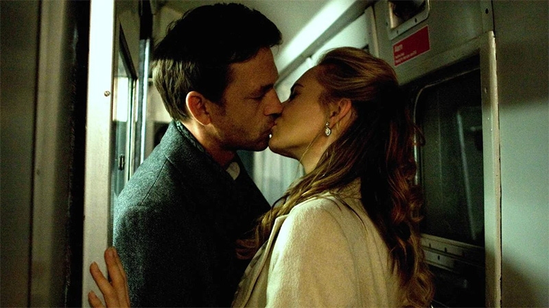 El Último Pasajero Kara Tointon y Dougray Scott