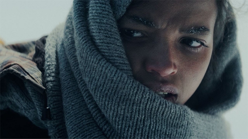 Abby en la cueva en The Occupant