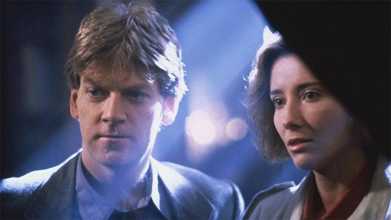 Escena inicial de Morir Todavía con Kenneth Branagh y Emma Thompson