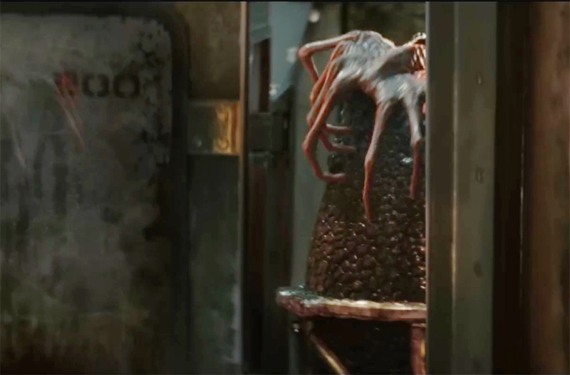 Alien Earth episodio 5 Capitán Zaveri siendo perseguida por Xenomorfo