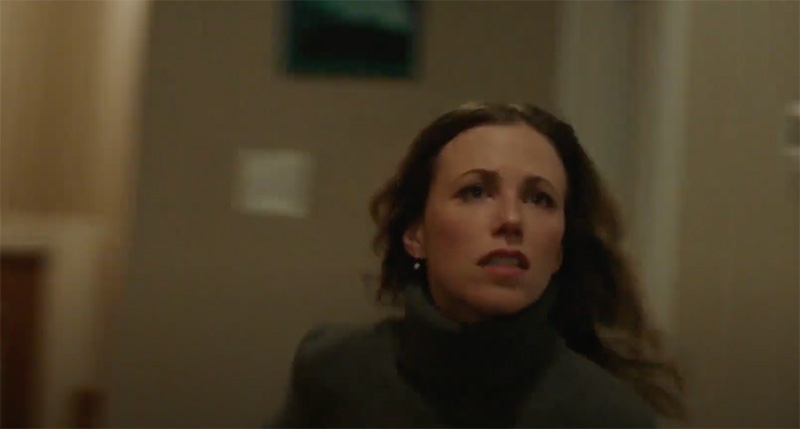 Elise enfrentándose a Geena en El Asesino de la Casa del Lago