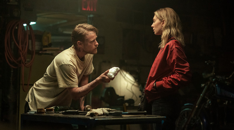 Escena con Lynette y Kenny en La Noche Siempre Llega