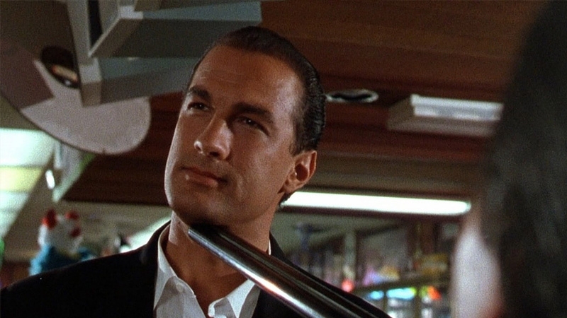 Steven Seagal mata con taco de billar