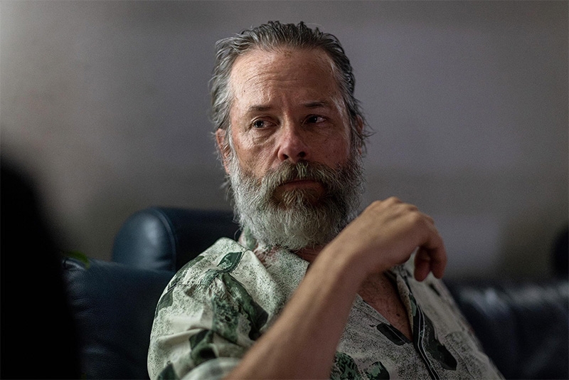 Mel y Shepard en Inside (2024)