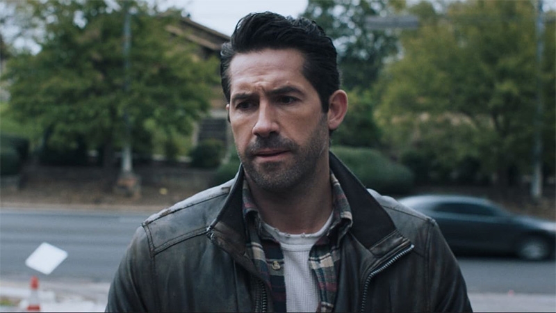 Scott Adkins como Mike Wade en 90 Minutos