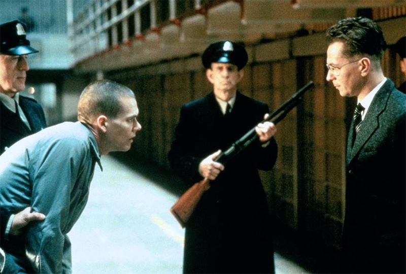 Kevin Bacon como Henri Young en la sala del juicio en Homicidio en primer grado