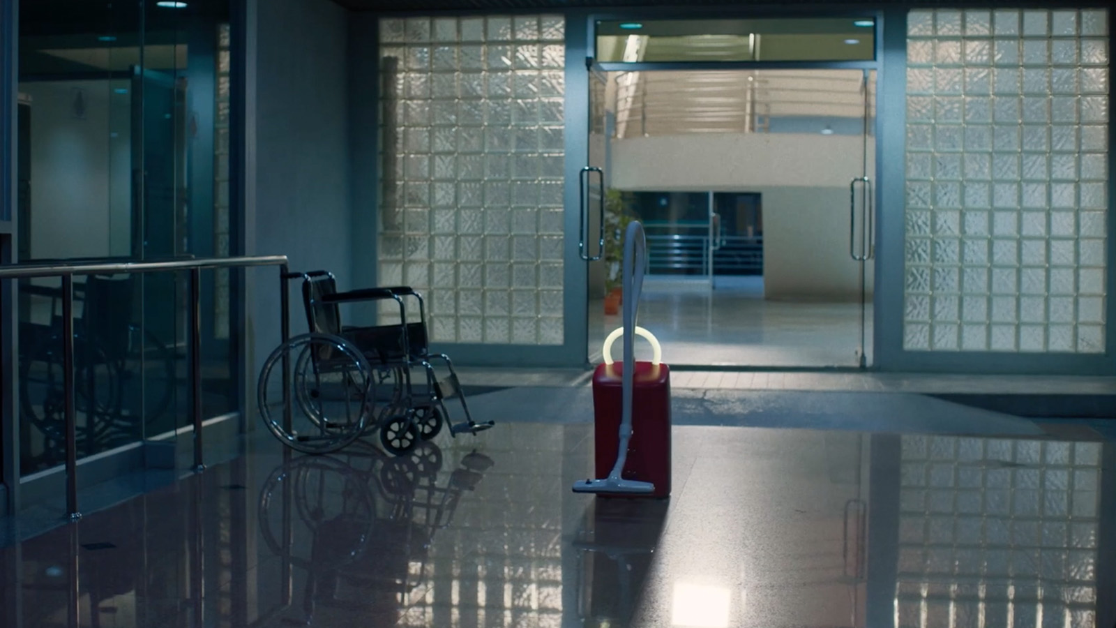 El nuevo tráiler de A Useful Ghost desata la locura con una aspiradora poseída