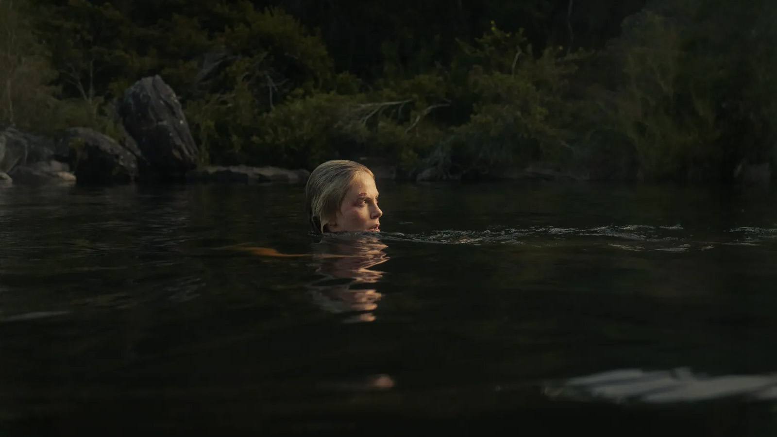 “Apex”: Primer vistazo a Charlize Theron en el nuevo thriller de supervivencia de Netflix