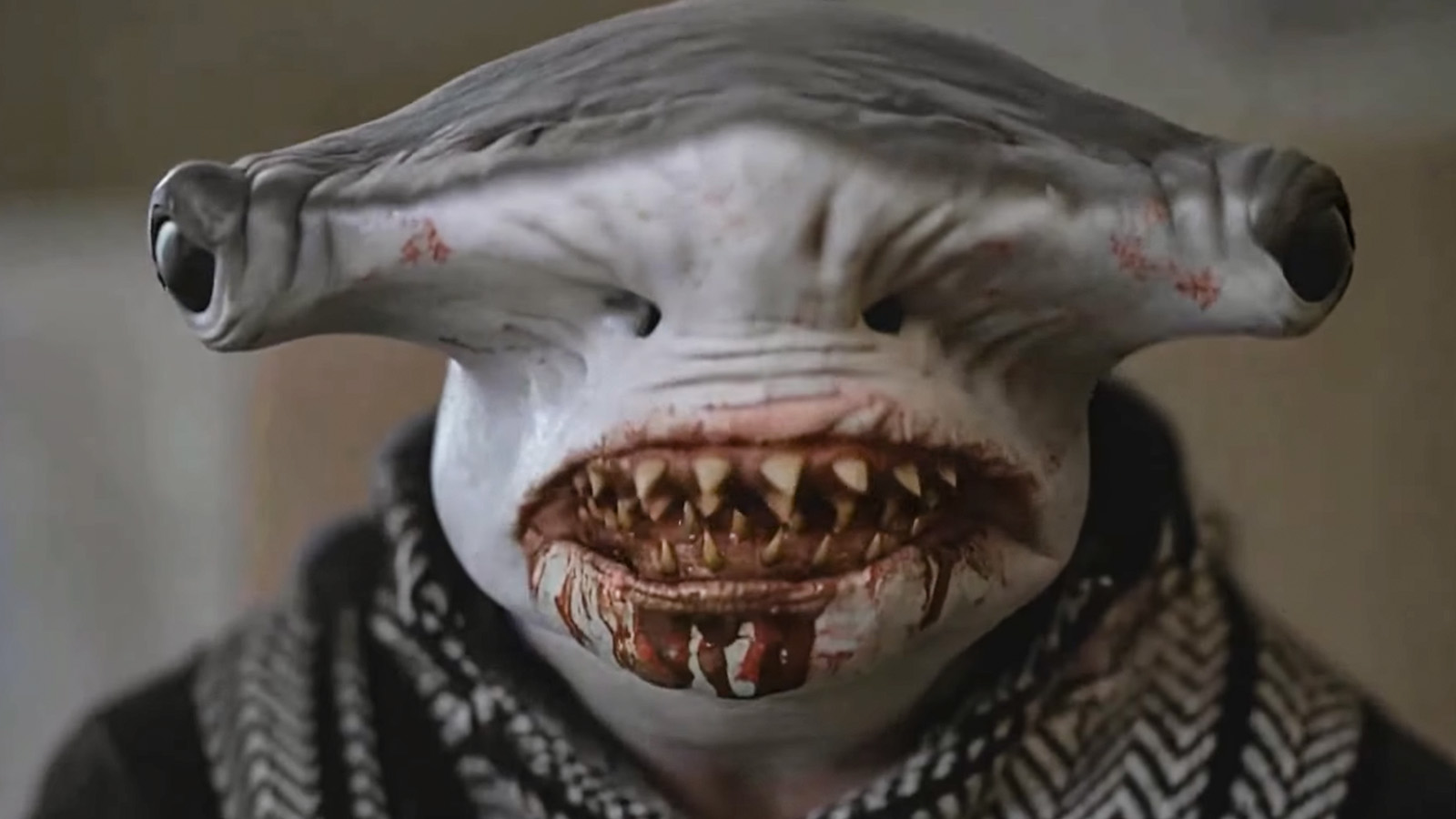 Un hombre-tiburón se enfrenta a sirenas caníbales en el tráiler de “Sharks vs. Mermaids”