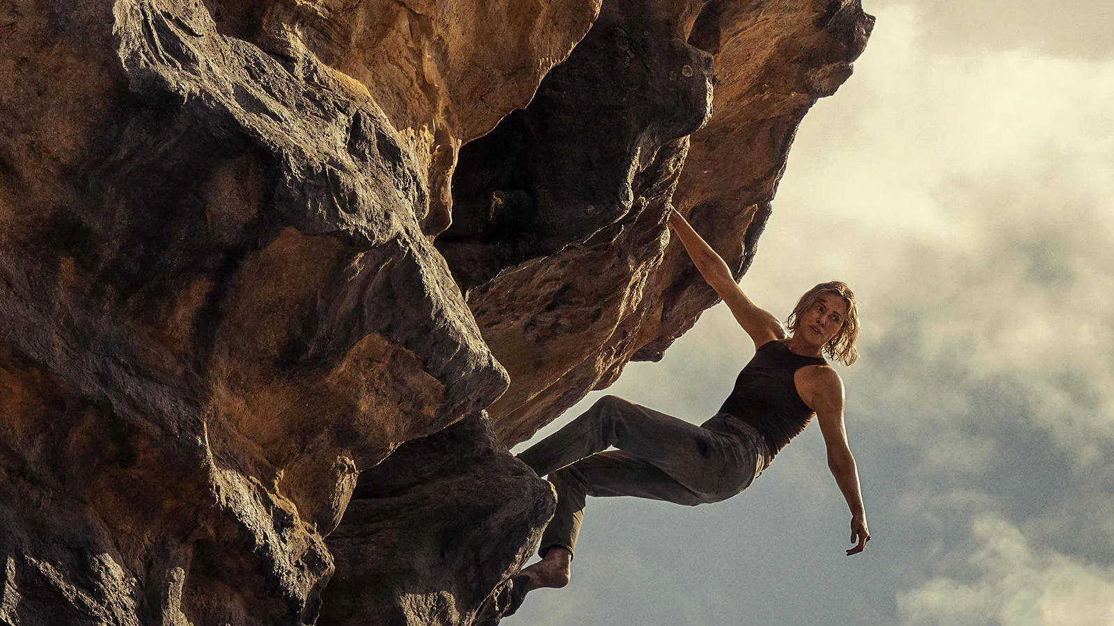 “Depredador Dominante”, con  Charlize Theron, clasificada R en Estados Unidos