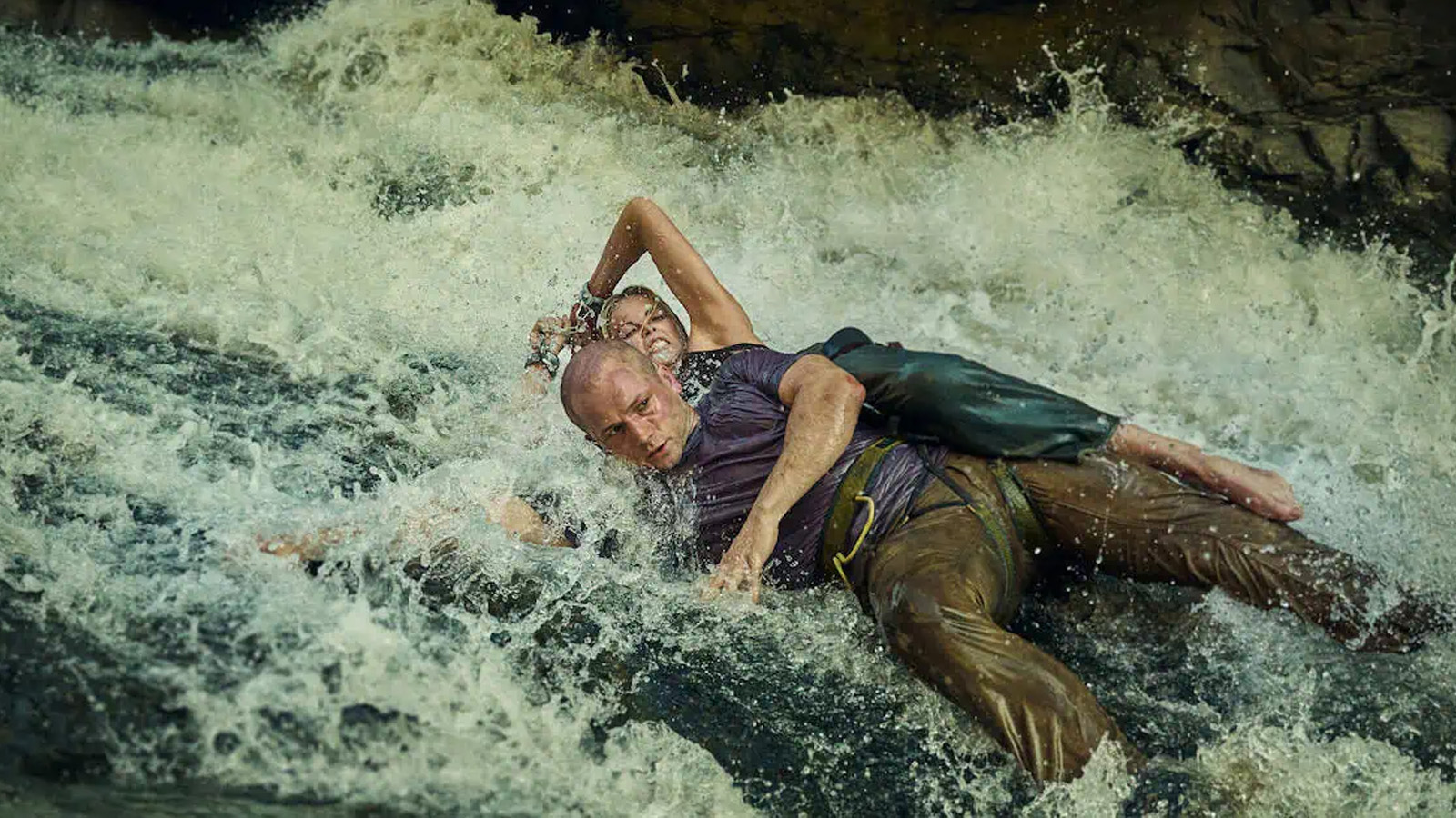 Charlize Theron y Taron Egerton se enfrentan en el nuevo trailer de “Depredador Dominante”