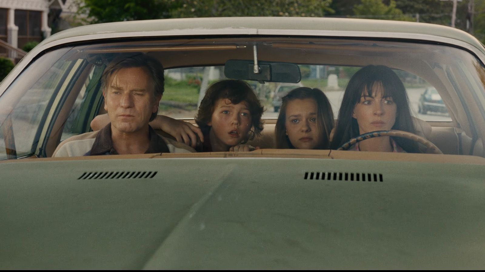 Anne Hathaway y Ewan McGregor huyen de dinosaurios en “The End of Oak Street”