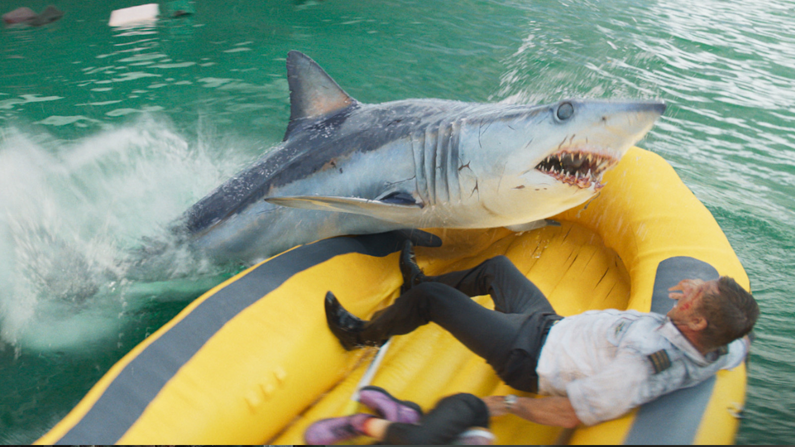 Tiburones y supervivientes en el tráiler de “Deep Water”, lo nuevo de Renny Harlin