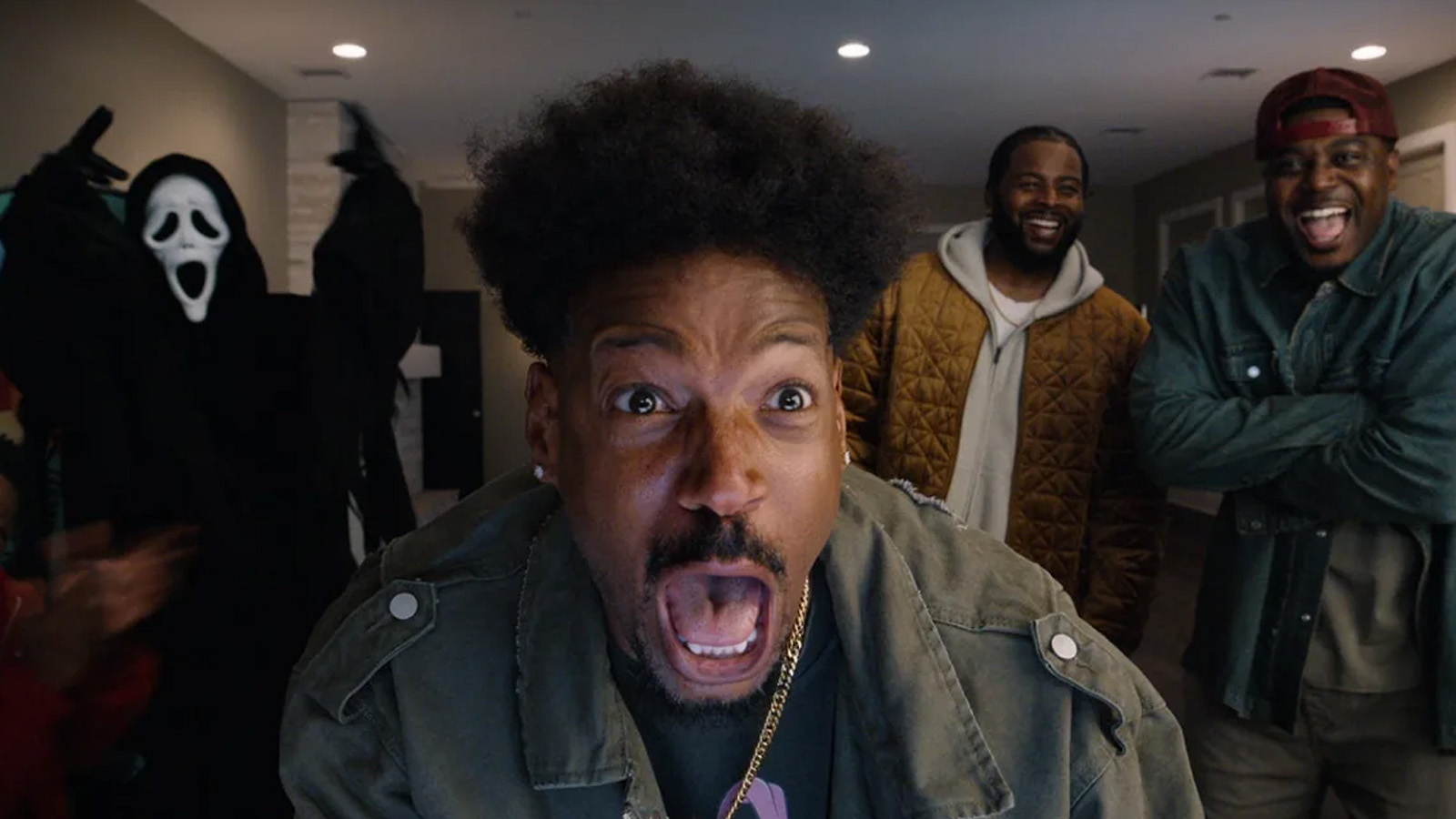 “Scary Movie” recupera la clasificación ‘R’ con desnudos, violencia y humor salvaje
