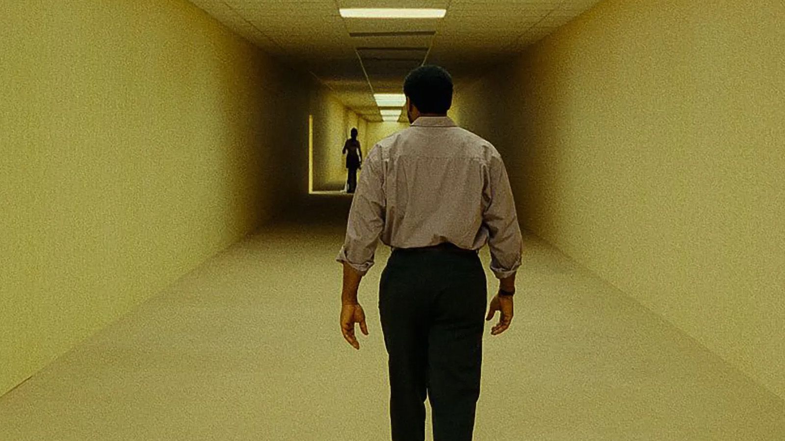 Mucho antes de “Backrooms”: 6 películas que ya entendían el miedo a los espacios imposibles