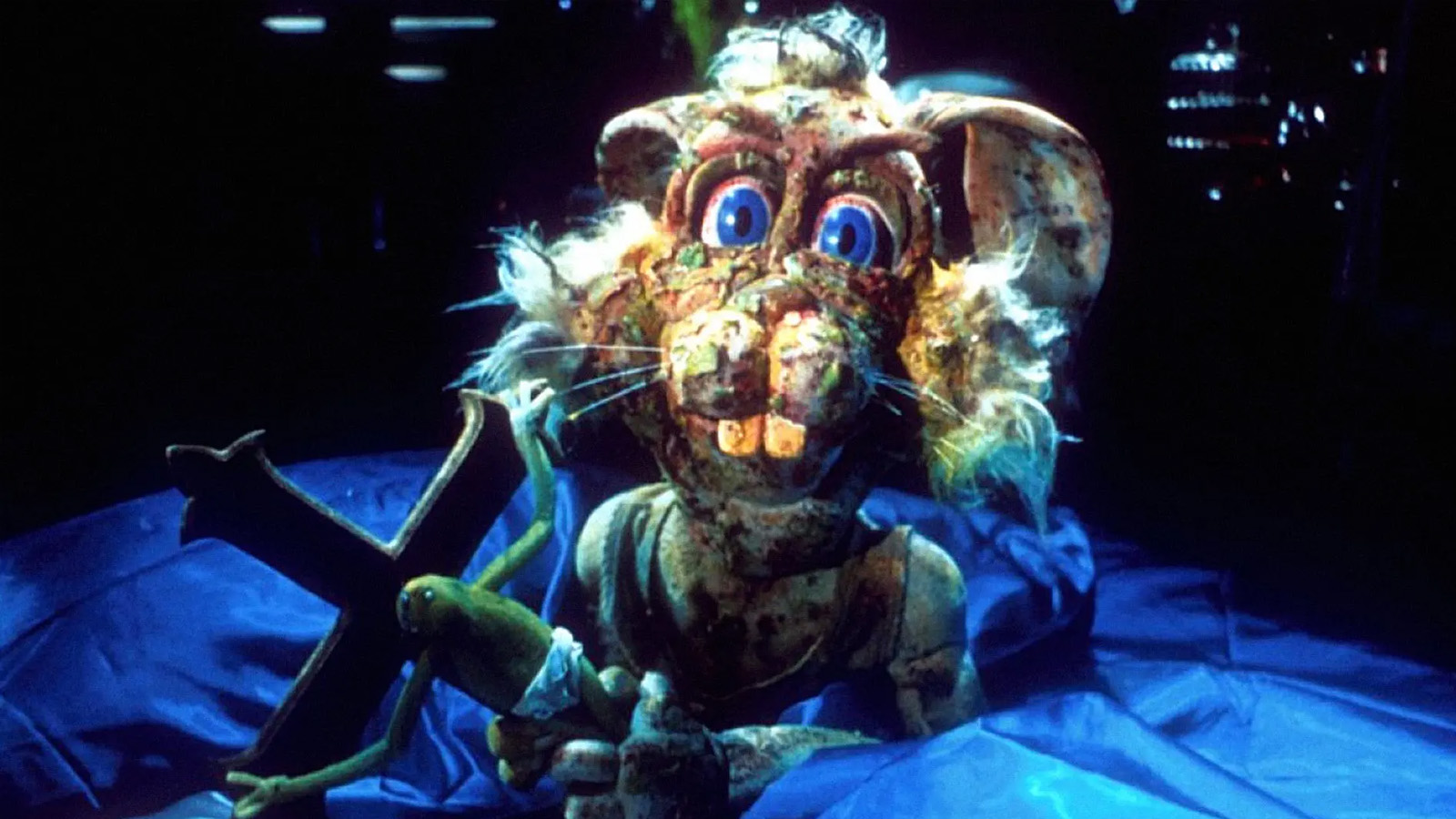 En defensa de “El Delirante Mundo de los Feebles”: cuando Peter Jackson hizo la película más salvaje de su carrera