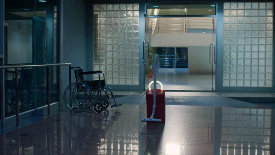 El nuevo tráiler de A Useful Ghost desata la locura con una aspiradora poseída