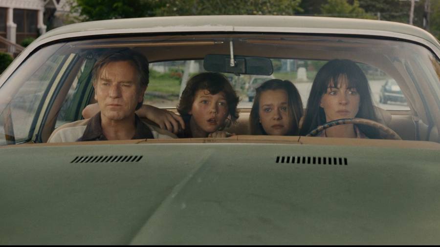 Anne Hathaway y Ewan McGregor huyen de dinosaurios en “The End of Oak Street”
