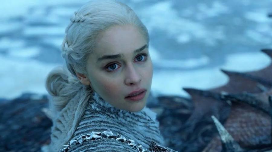 Emilia Clarke protagonizará el thriller de terror “When Darkness Loves Us”
