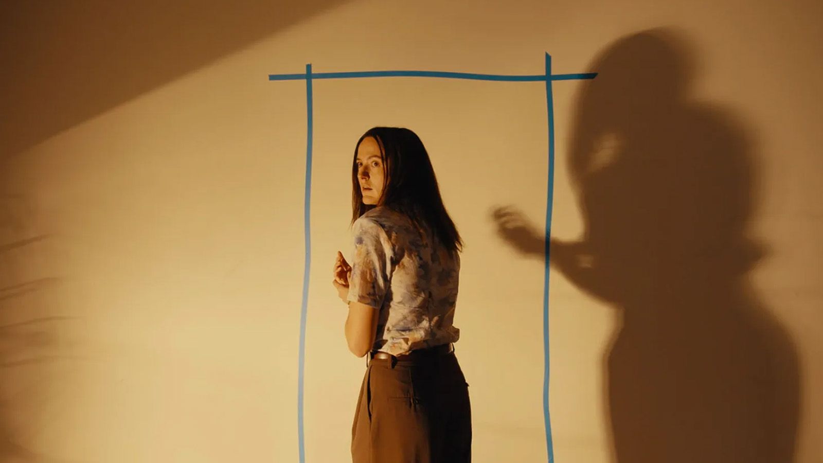 ‘Backrooms’: final explicado | Qué ocurre realmente con Mary y qué son los misteriosos Backrooms