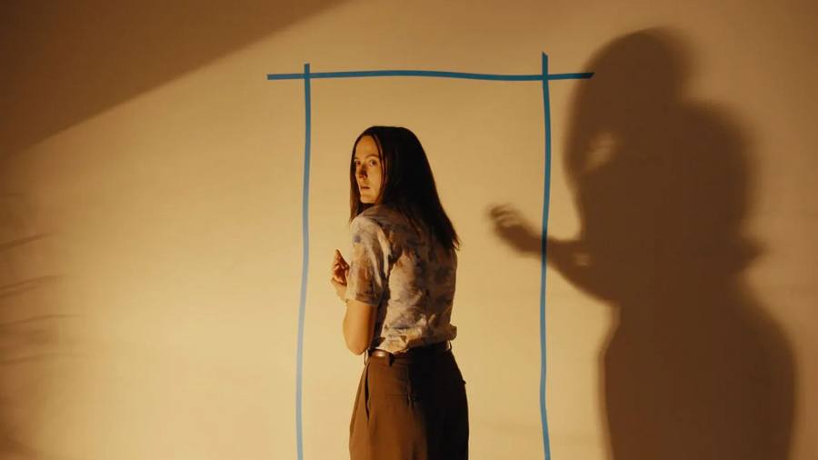 ‘Backrooms’: final explicado | Qué ocurre realmente con Mary y qué son los misteriosos Backrooms